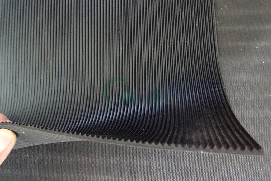 Fine ribbed rubber mat