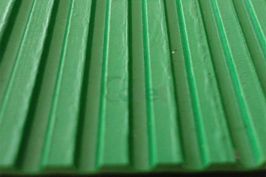Flat ribbed rubber mat