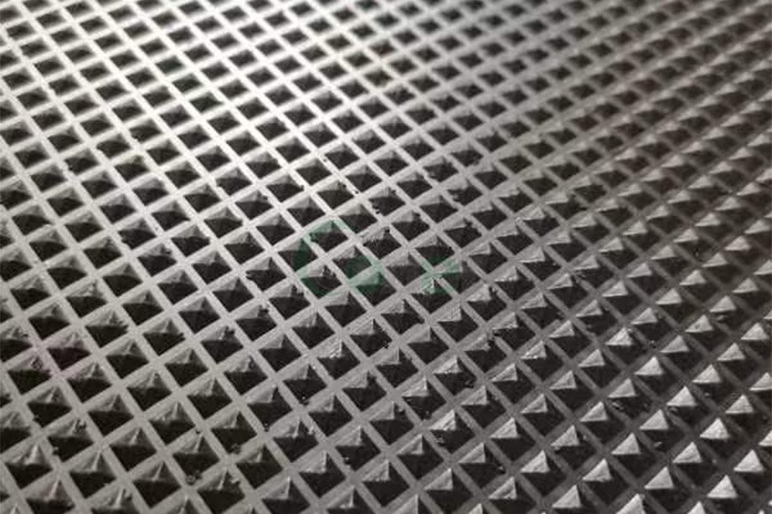 Small pyramid rubber mat