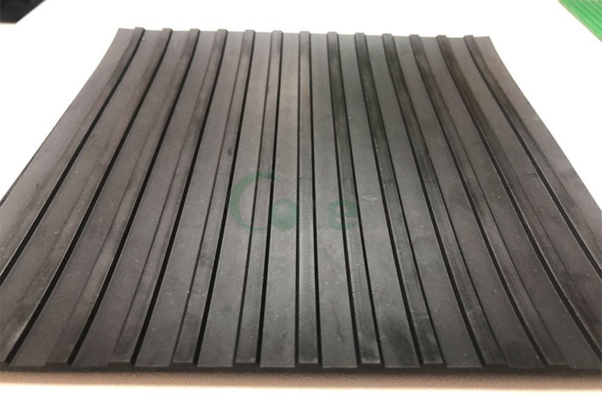 Wide ribbed rubber mat