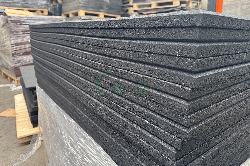 Rubber tiles with fine granules on top big granules on back side